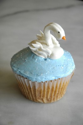 swan cupcake